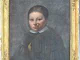 portrait d'un garçon au nez cassé et au bras déchiré