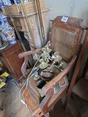 une chaise dans laquelle se trouvent tout un tas d'objets