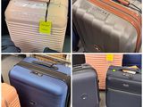 quatre photos différentes de valises sur lesquelles sont accrochées des étiquettes