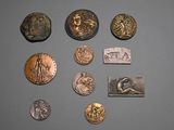 un lot de pièces de monnaie posées sur une table