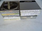quatre DVD empilés les uns sur les autres sur une table
