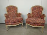 paire de fauteuils rembourrés de style Louis XV, avec dossier recouvert d'un tissu à motifs floraux