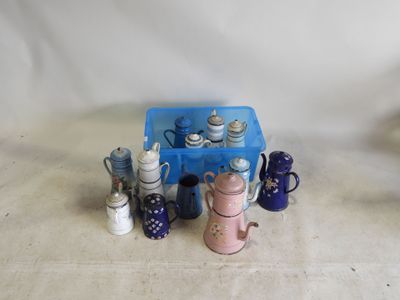 un récipient bleu avec un couvercle bleu, un récipient bleu avec un couvercle bleu, un récipient bleu avec un couvercle bleu et un récipient bleu avec un couvercle bleu