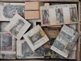 une boîte remplie de vieux journaux et d'autres papiers