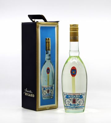 une image représentant une bouteille de vodka posée à côté d'une boîte sur une surface blanche
