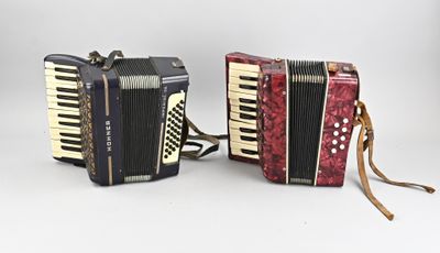 une paire d'accordéons sur fond blanc, avec une sangle marron