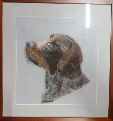 tableau représentant un chien brun et blanc, dans un cadre en bois