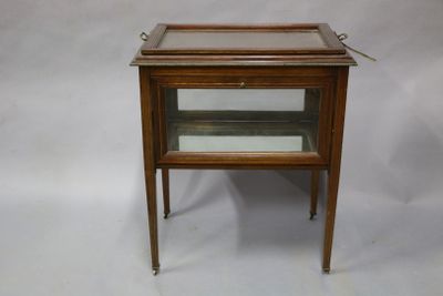MEUBLE à thé en acajou formant vitrine ouvrant à quatre abat…