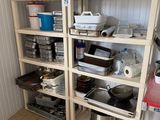 de nombreuses casseroles et poêles sur les étagères de la cuisine