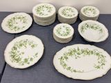 plusieurs assiettes posées sur une table