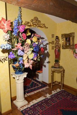 un vase de fleurs au milieu d'une pièce