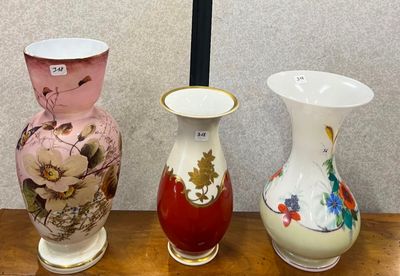 trois vases posés sur une table