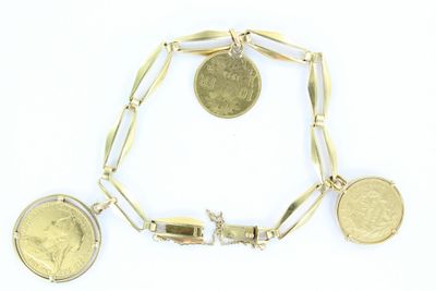 bracelet plaqué or avec deux pièces et une breloque en forme de pièce