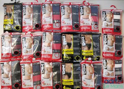 de nombreux sous-vêtements pour hommes exposés dans un magasin