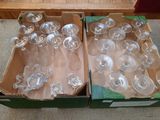 deux cartons de verres à vin vides posés par terre