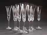 six verres à vin vides alignés sur une rangée, sur fond noir