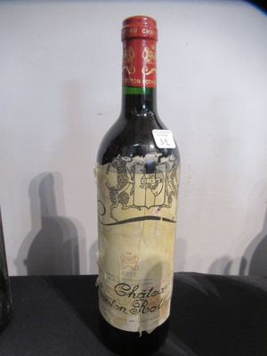 une bouteille de vin posée sur une table à côté d'une bouteille de vin