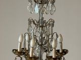 un lustre suspendu au plafond d'une pièce
