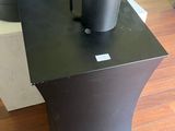 une table noire sur laquelle est posé un vase noir