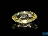 un diamant jaune sur une surface noire