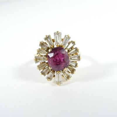 une image représentant une bague ornée d'une pierre rose entourée de pierres taillées en baguette