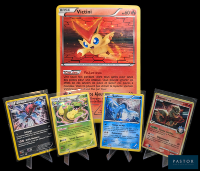il y a beaucoup de cartes Pokémon exposées sur la table