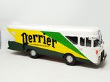 un bus blanc et vert avec une inscription jaune et verte sur le côté