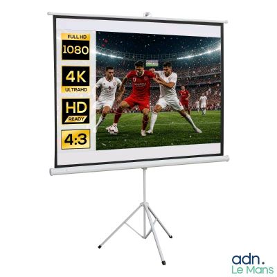 une image d'un écran de projection sur lequel est diffusé un match de football