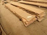 de nombreuses pièces de bois posées par terre dans un entrepôt