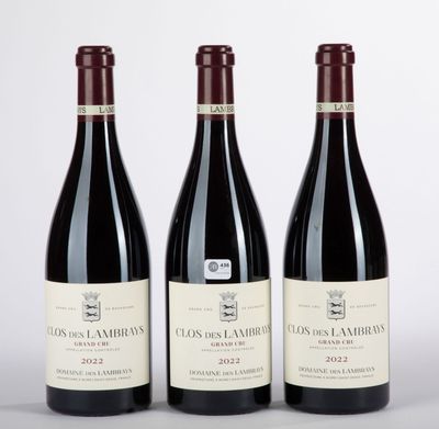 trois bouteilles de vin rouge posées sur une table