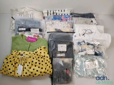 un tas de vêtements posés sur une table