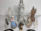beaucoup de figurines religieuses sur la table
