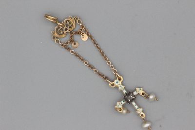 Pendentif Croix en or émaillé orné d’un diamant et de perles…
