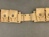 une ceinture sur laquelle sont fixés plusieurs morceaux de cuir