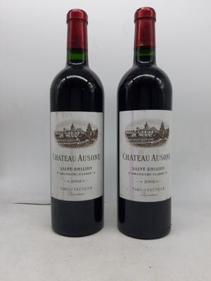 deux bouteilles de vin rouge posées l'une à côté de l'autre sur une table