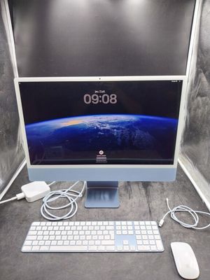 une image représentant un ordinateur de bureau équipé d'un clavier et d'une souris