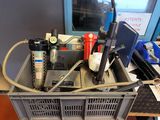 une boîte métallique sur laquelle sont posés tout un tas d'outils