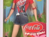poupée Barbie dans une boîte, vêtue d'un t-shirt rouge et d'un short bleu
