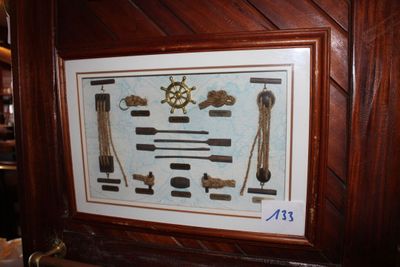 une photo d'une photo encadrée représentant des outils de marine