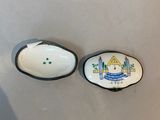 two small dishes are sitting next to each other on a table