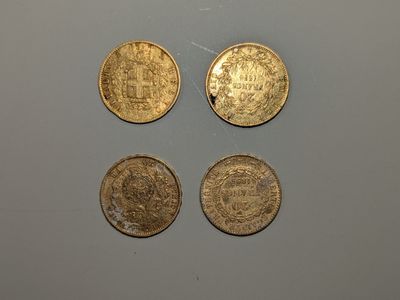 quatre pièces d'or empilées les unes sur les autres sur une table