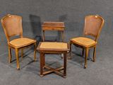 trois chaises et une petite table au milieu d'une pièce