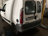 une camionnette blanche garée dans un garage