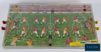 une image représentant un jeu de football en plastique avec des joueurs sur le terrain