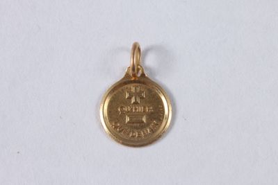 gros plan d'une pièce d'or sur une surface blanche
