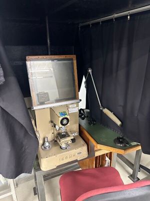 une petite machine à coudre posée dans un coin d'une pièce