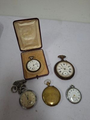quatre types différents de montres de poche dans un coffret