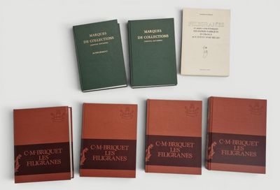 six livres sont alignés sur une surface blanche