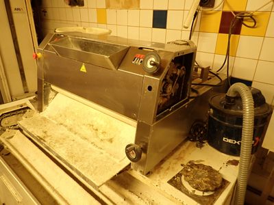une machine posée sur le comptoir d'une cuisine