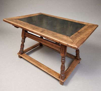 une vieille table en bois avec un plateau en verre et des pieds en bois
